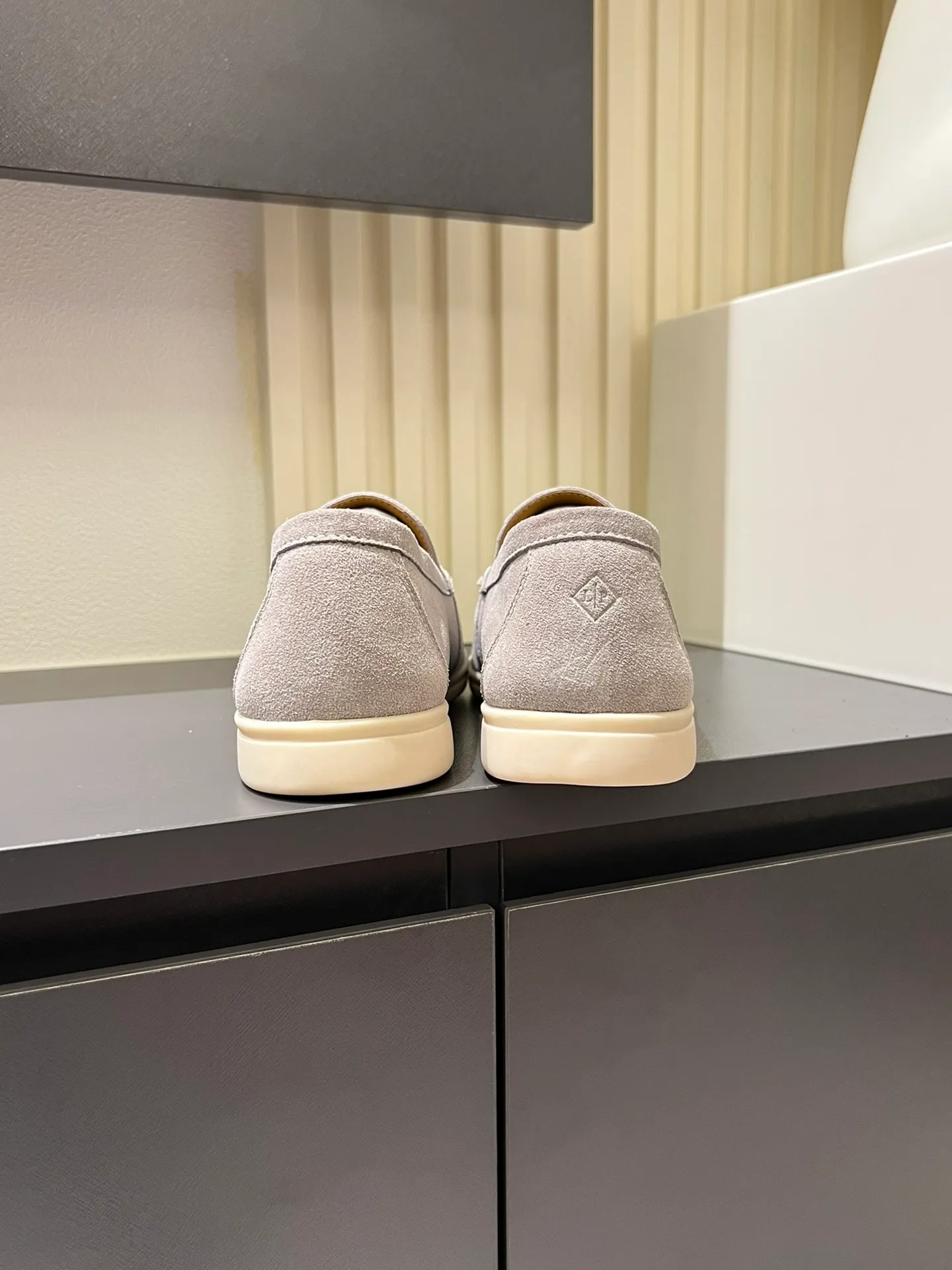 Men's shoes 💰p360 "Loro men's shoes 💰pian'*" Classic L men's shoes for couples 💰p Top version British flat loafers, a must-have item in old money style, the minimalist design is eye-catching and durable, a plus point for dressing The soft foot feel and texture are outstanding. They don’t scratch your feet and are very nice. They are matched with soft and waxy soles. They can be worn daily for a long time without getting tired. They are easy to wear, versatile and classic items, with perfect foot feel and texture! Imported cashmere fabric, the lining is made of imported A-grade water-dyed cow lining, the top version of the genuine leather midsole is sewn with pure handmade mark thread! Size: Female 35-40 (34. Customized) Male 38-44 (45.46. Customized)